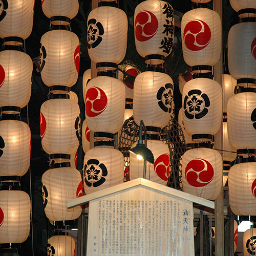 油天神山の駒形提灯