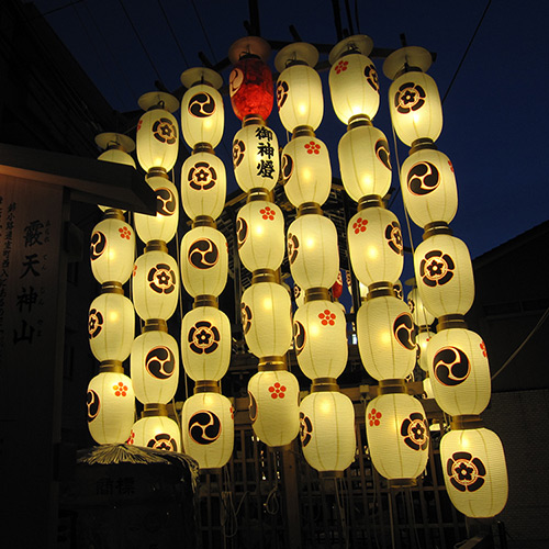 霰天神山の駒形提灯