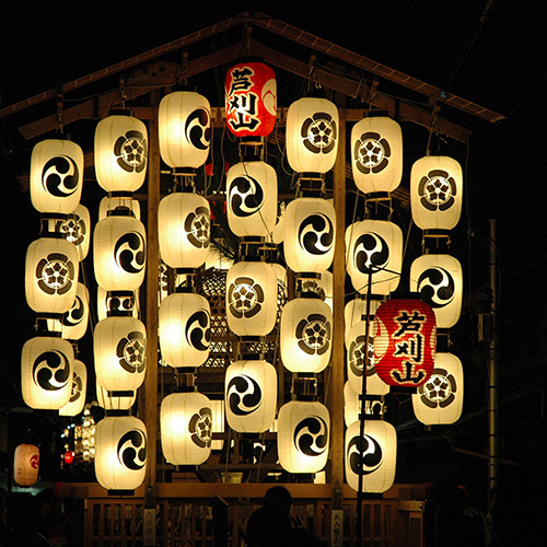 芦刈山の駒形提灯