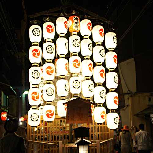 八幡山の駒形提灯