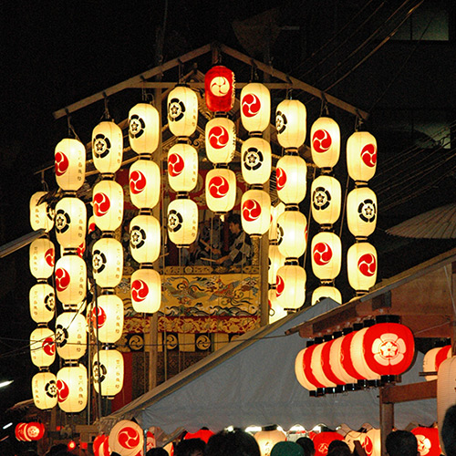 岩戸山の駒形提灯