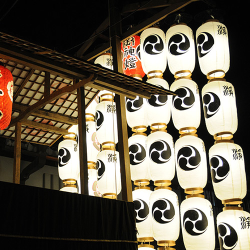 浄妙山の駒形提灯