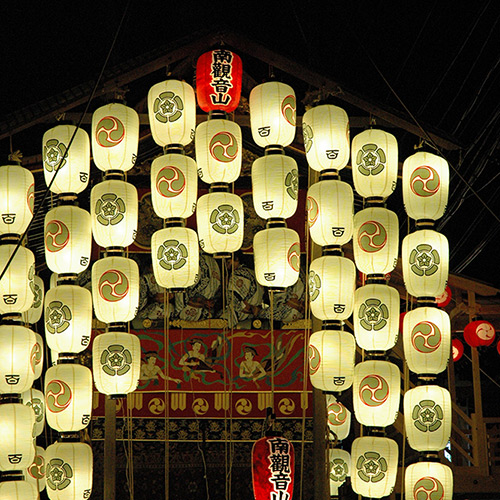 南観音山の駒形提灯