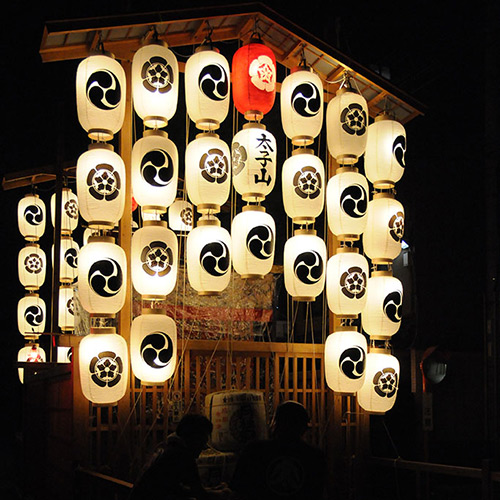 太子山の駒形提灯