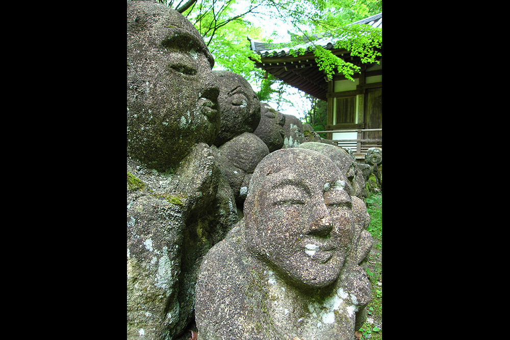 愛宕念仏寺 地蔵堂前に並ぶ羅漢さんたち