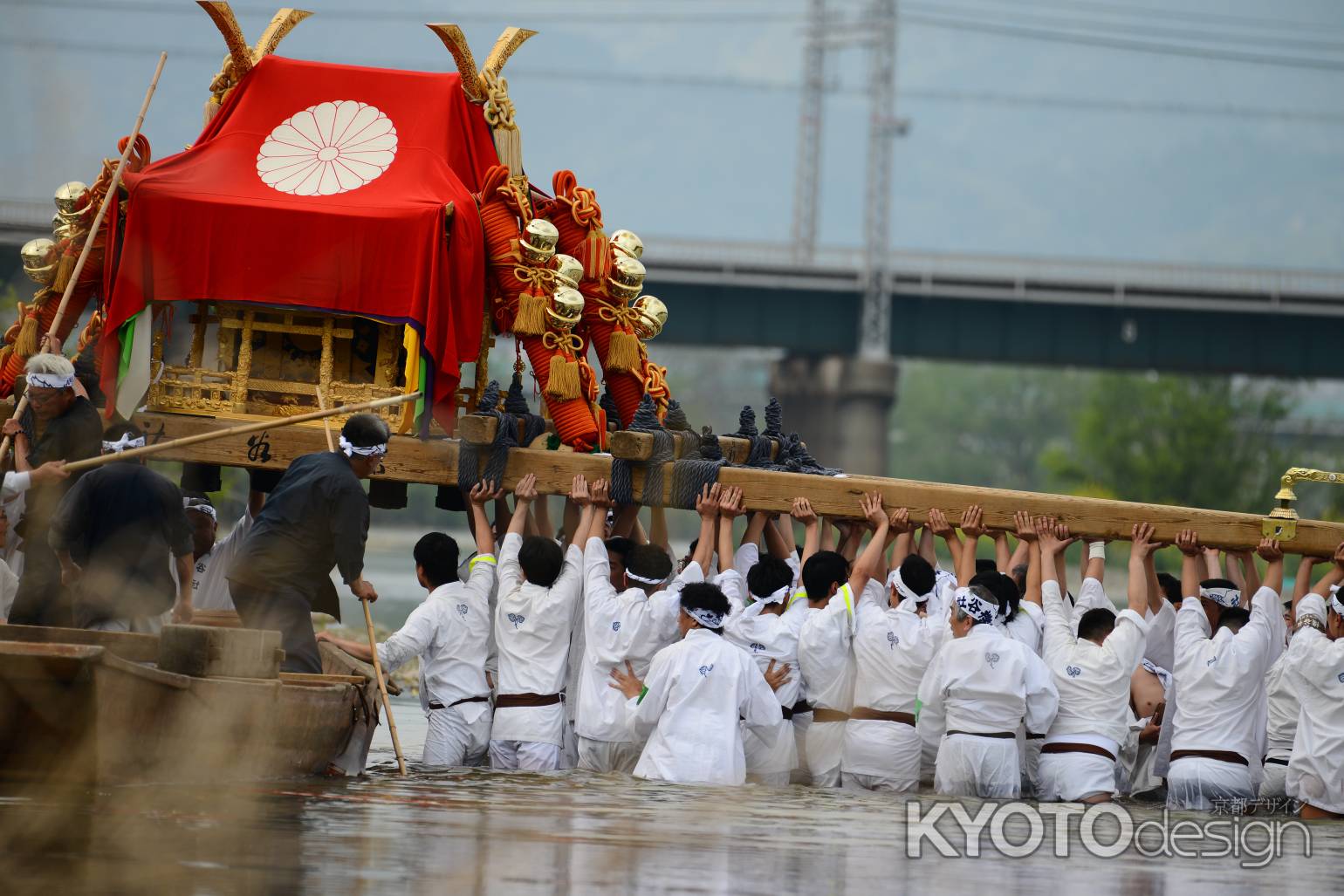 松尾大社　神幸祭　船渡御　川に入る