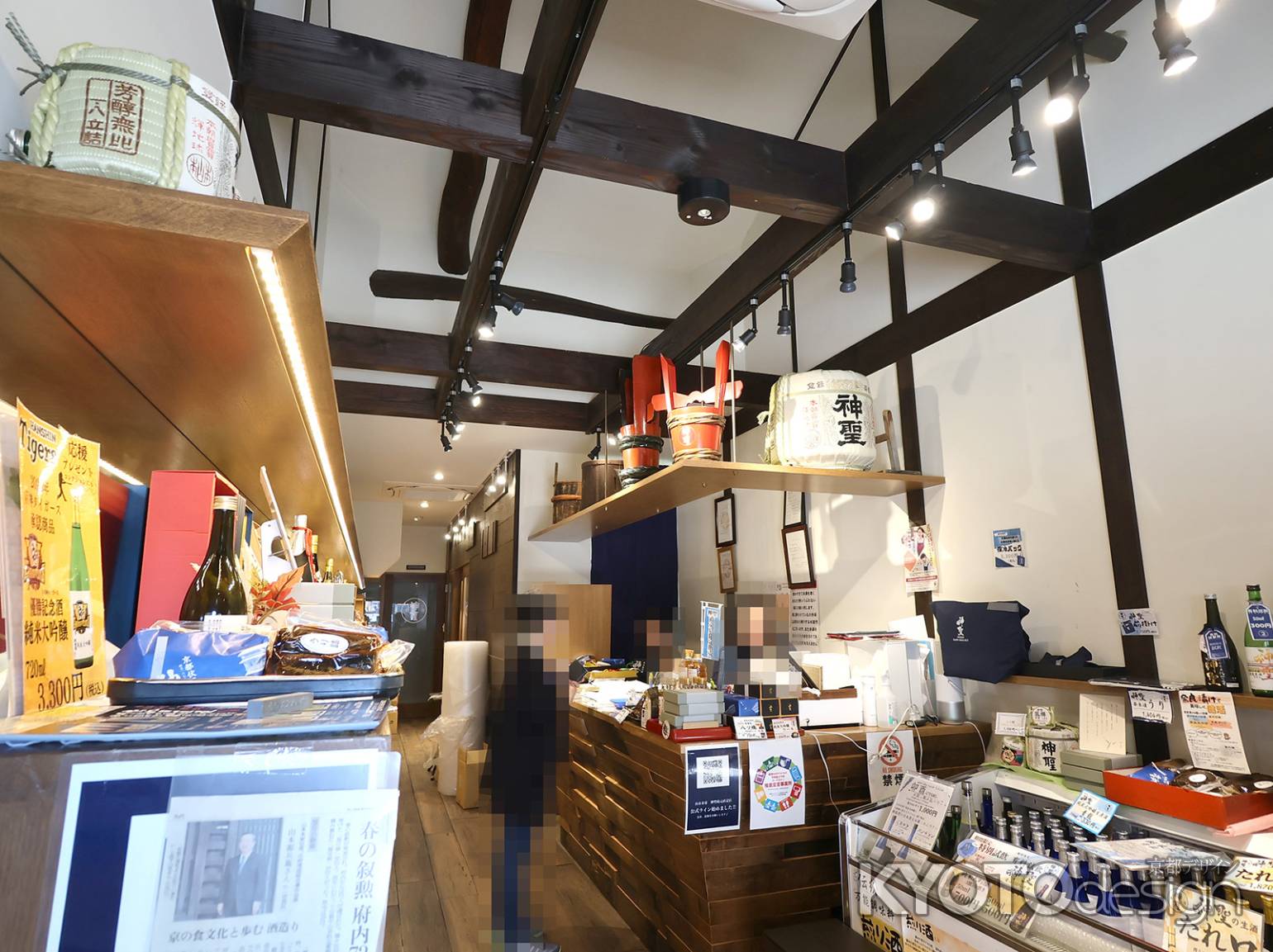 神聖酒蔵直売店の店内