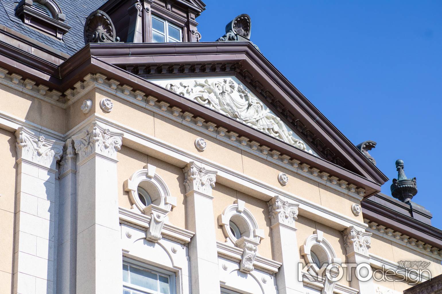 京都府庁旧本館　外観（ペディメントの装飾）