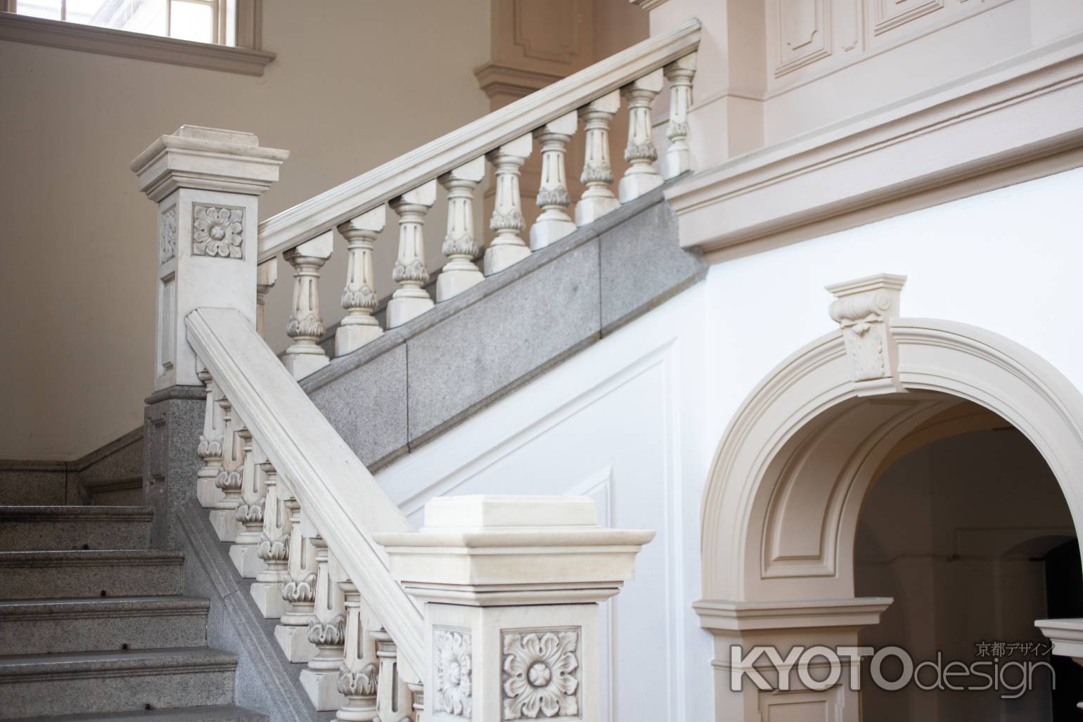 京都府庁旧本館　石造りの階段