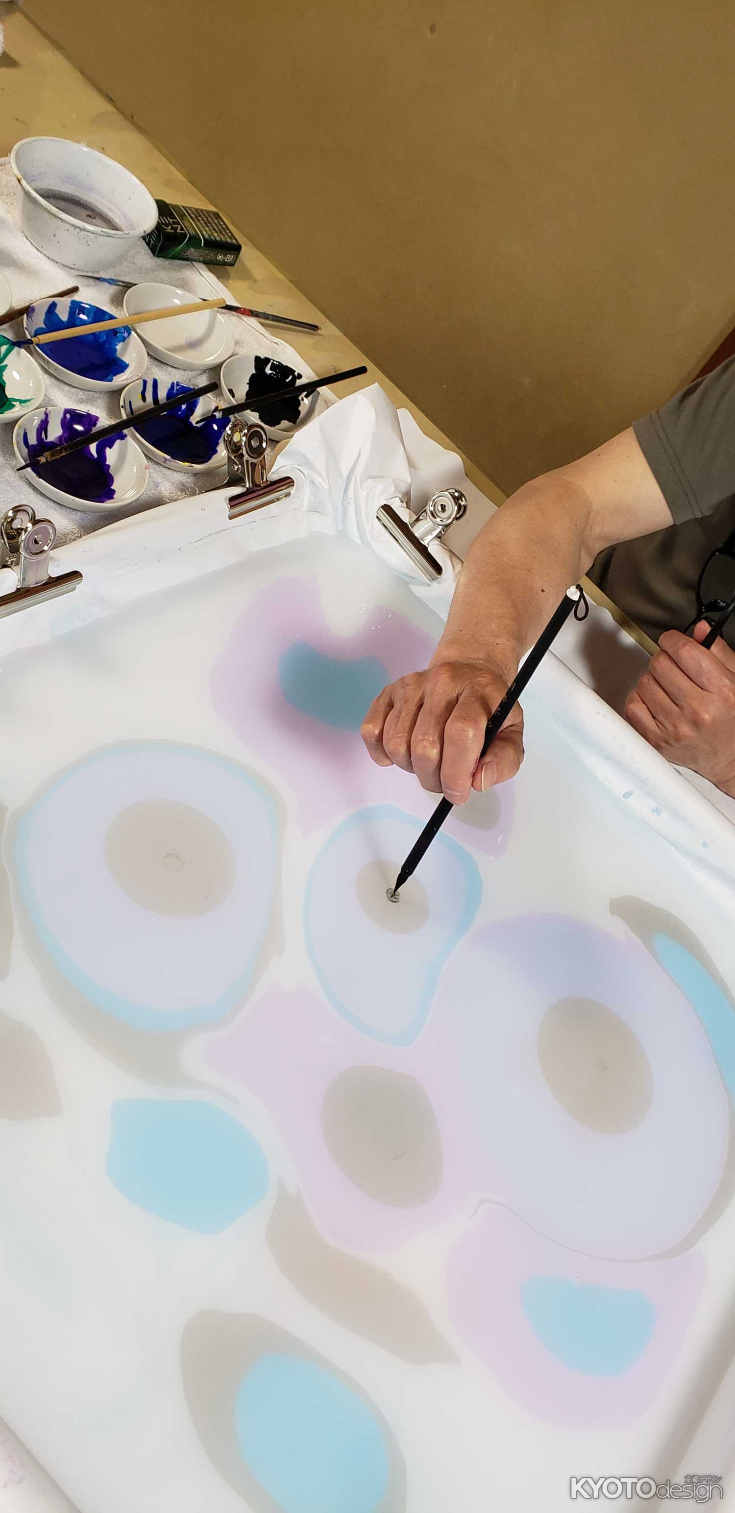 ワークショップ　『水に描くアート～墨流し染体験～』