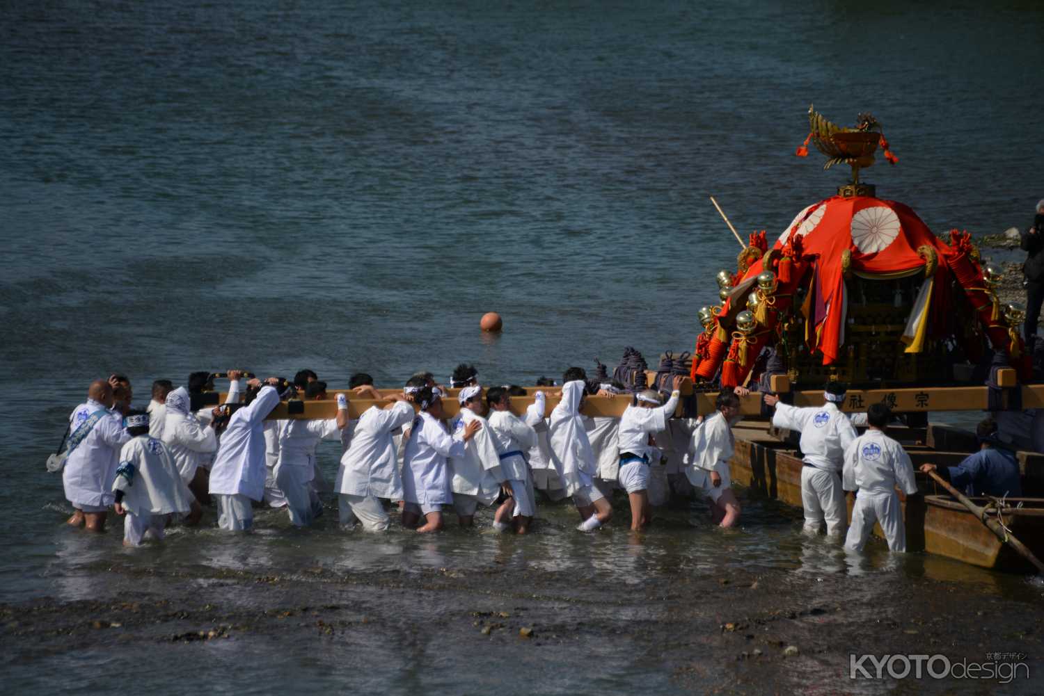 対岸　肩入れ！せーのよいっしょ！