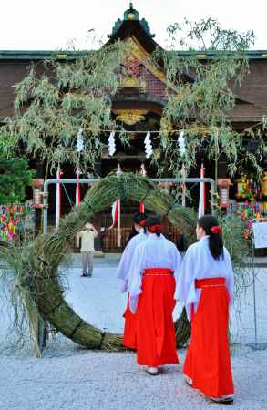 御誕辰祭　大茅の輪くぐり