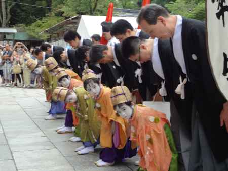 綾傘鉾稚児社参