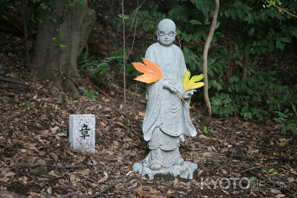 メガネをかけた石像