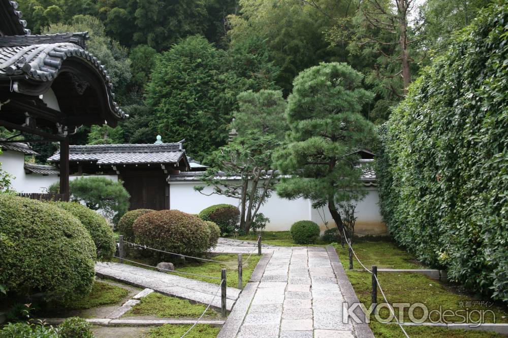 庭を通る石畳の道