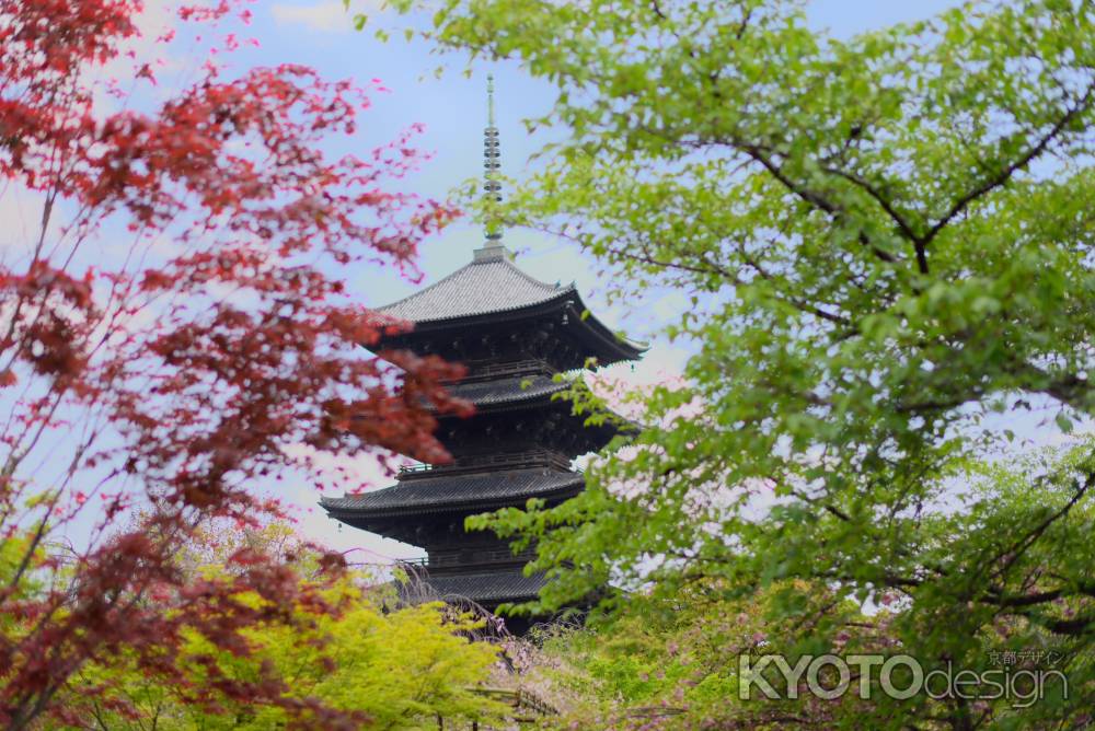 春の景色と五重塔