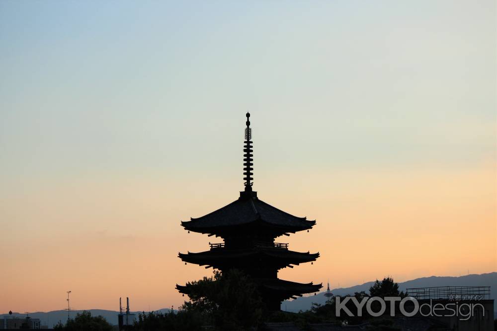 夕暮れの八坂の塔