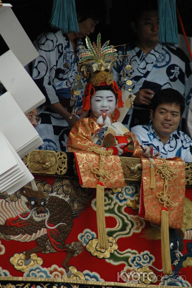 微笑む長刀鉾の稚児