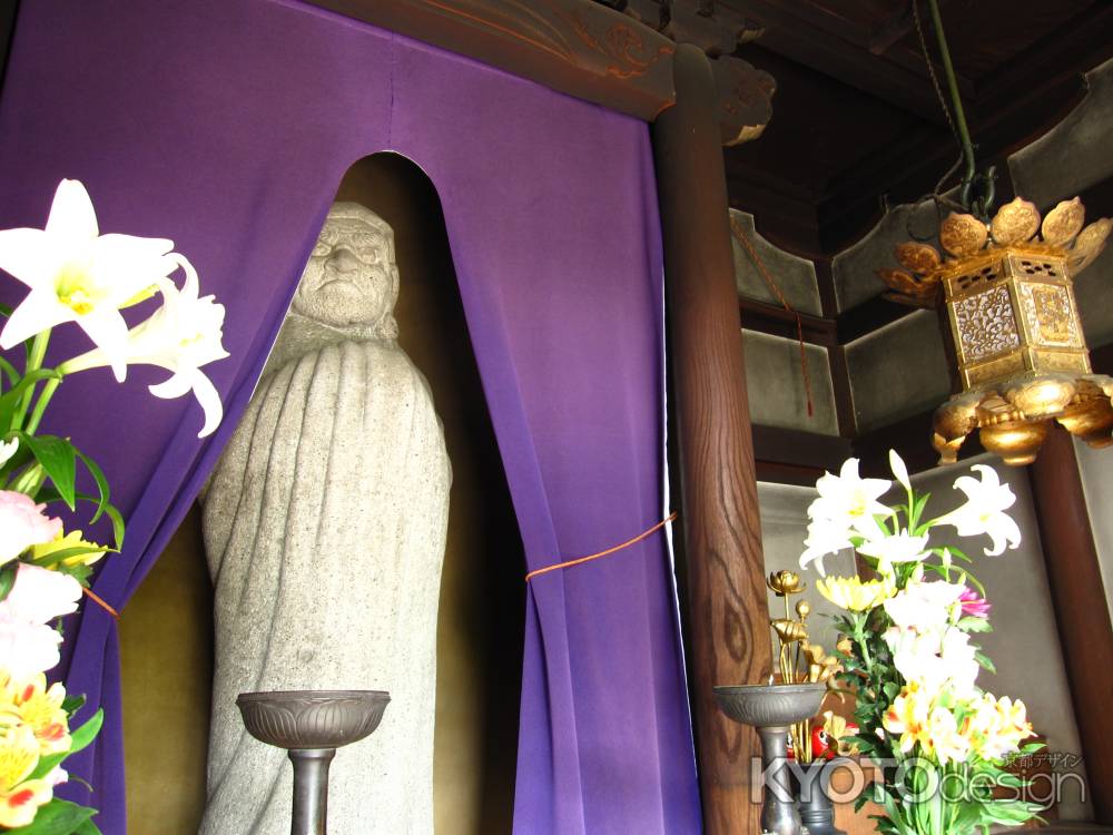 慈氏院の達磨大師像