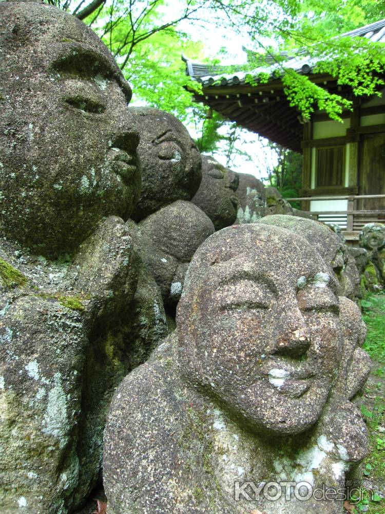 地蔵堂前に並ぶ羅漢さんたち