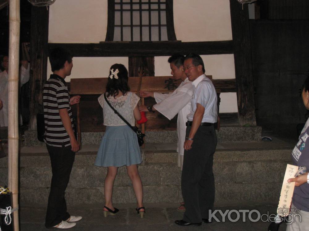 迎鐘のつき方を教わる女性