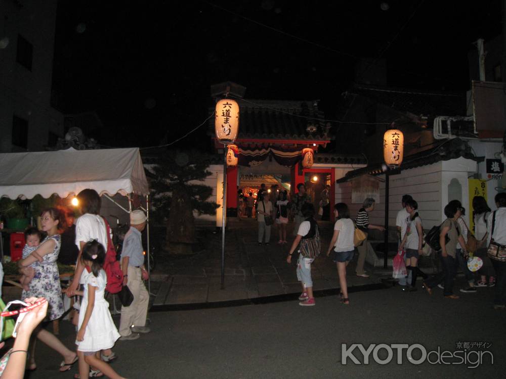 多くの参拝者で賑わう六道珍皇寺