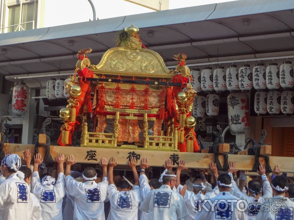 祇園祭2018　神輿を担ぎ上げて