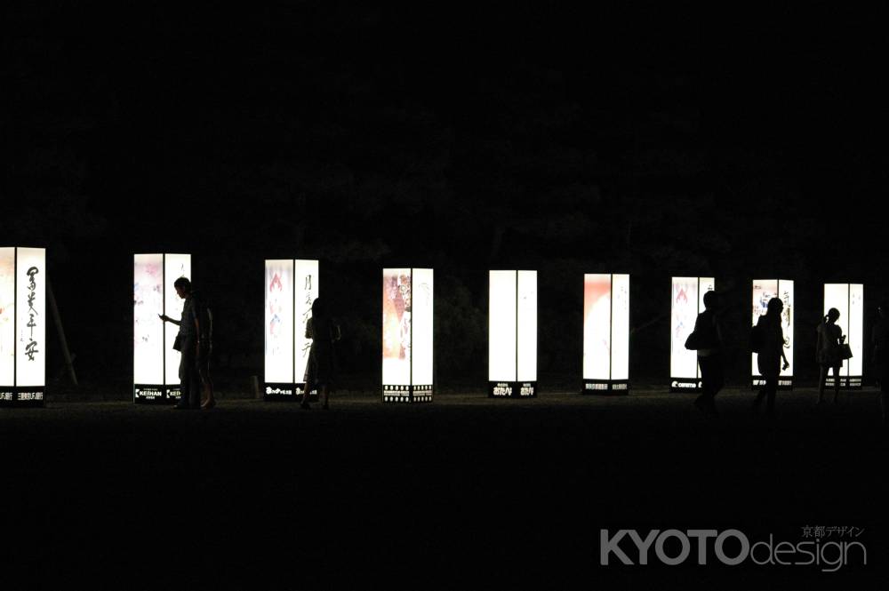 行灯の灯り影絵の様な見物人