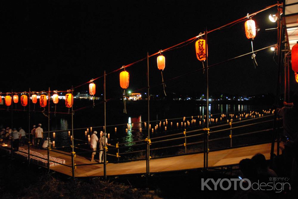 灯籠を流す桟橋