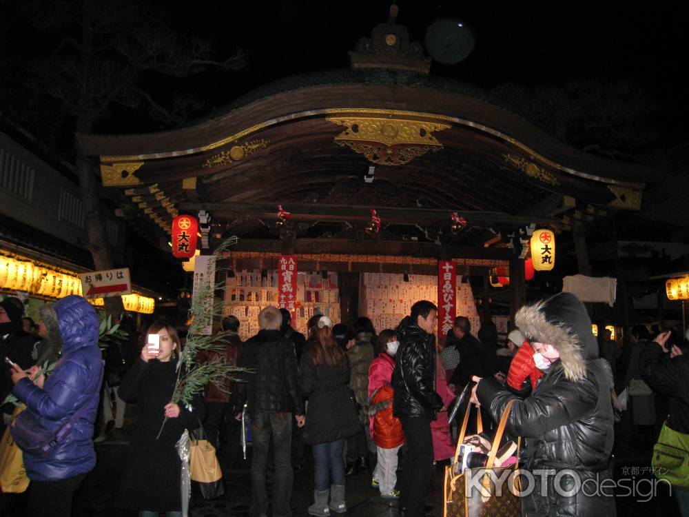 十日戎本殿と参拝者