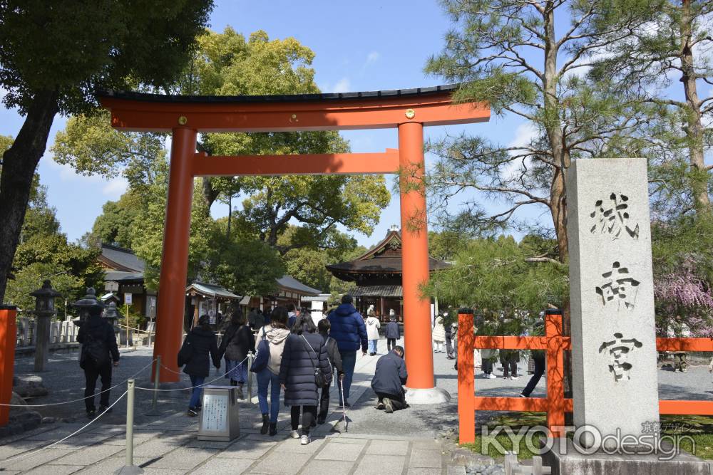 鳥居をくぐって