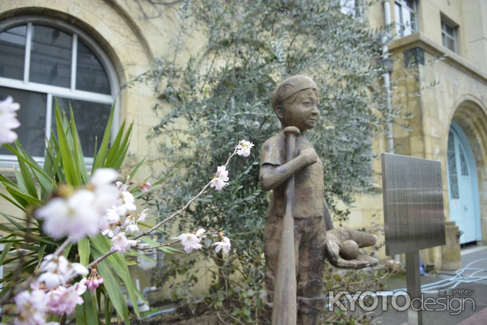 軟式野球発祥の地に立つ野球少年像