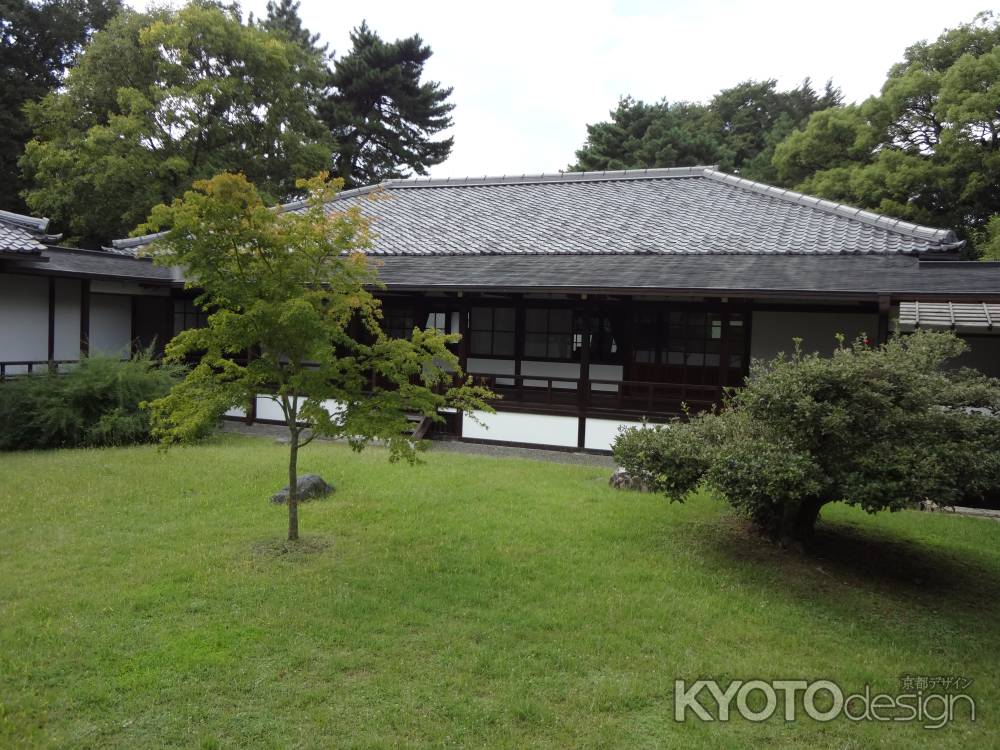 閑院宮邸跡　中庭から見る木造平屋建