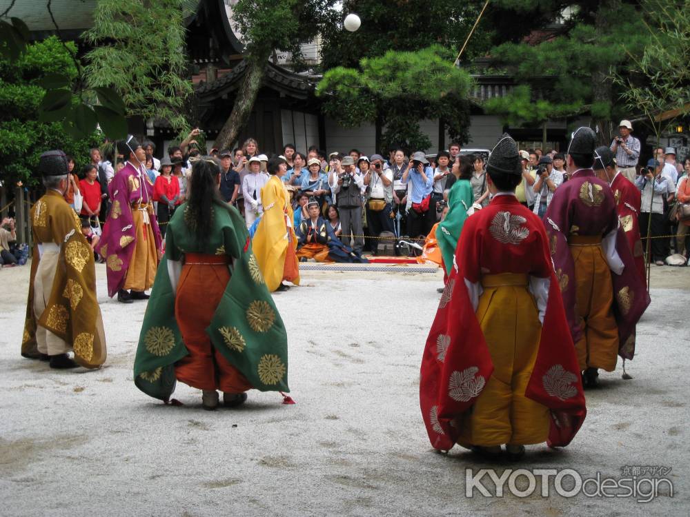 白峯神宮 空高く跳ぶ球