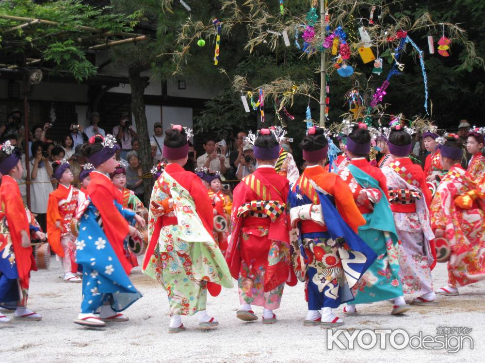 白峯神宮　カラフルな踊り子の輪
