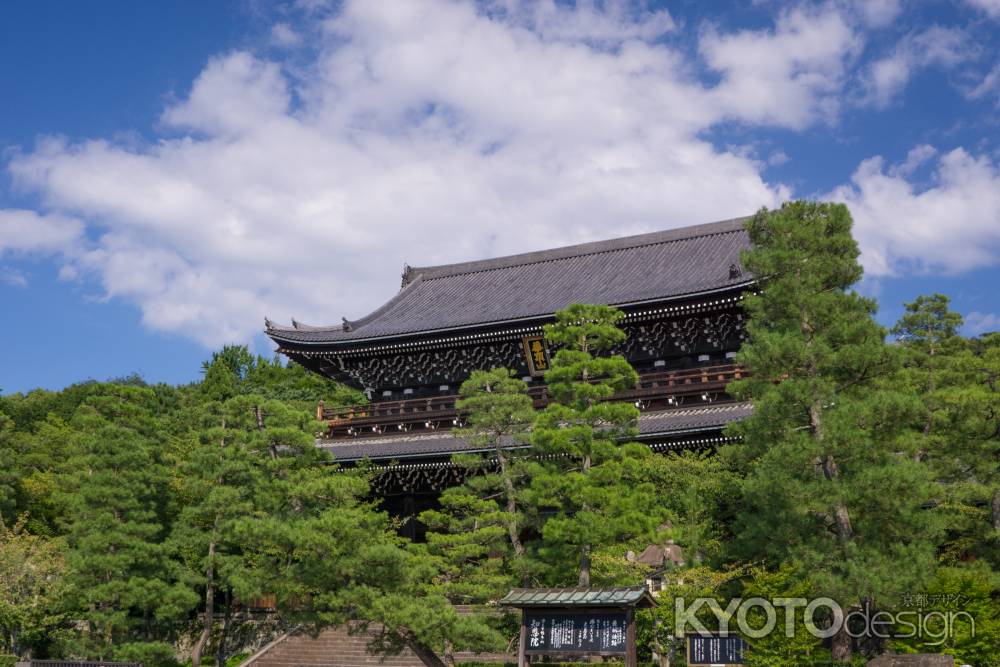 夏の終わりの知恩院三門