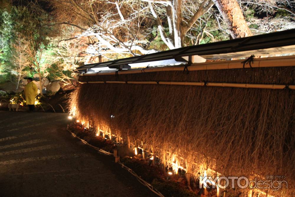 冬支度をした宝厳院の塀