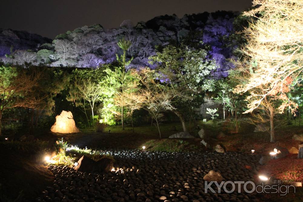 嵐山の借景に獅子吼の庭