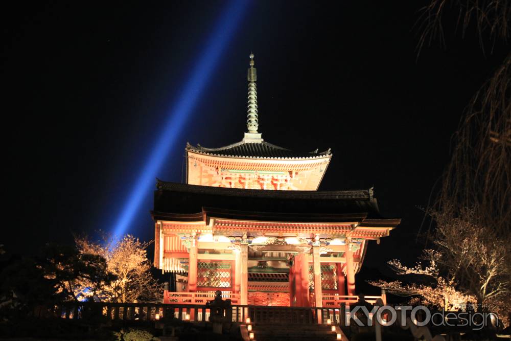 光照らされる清水寺
