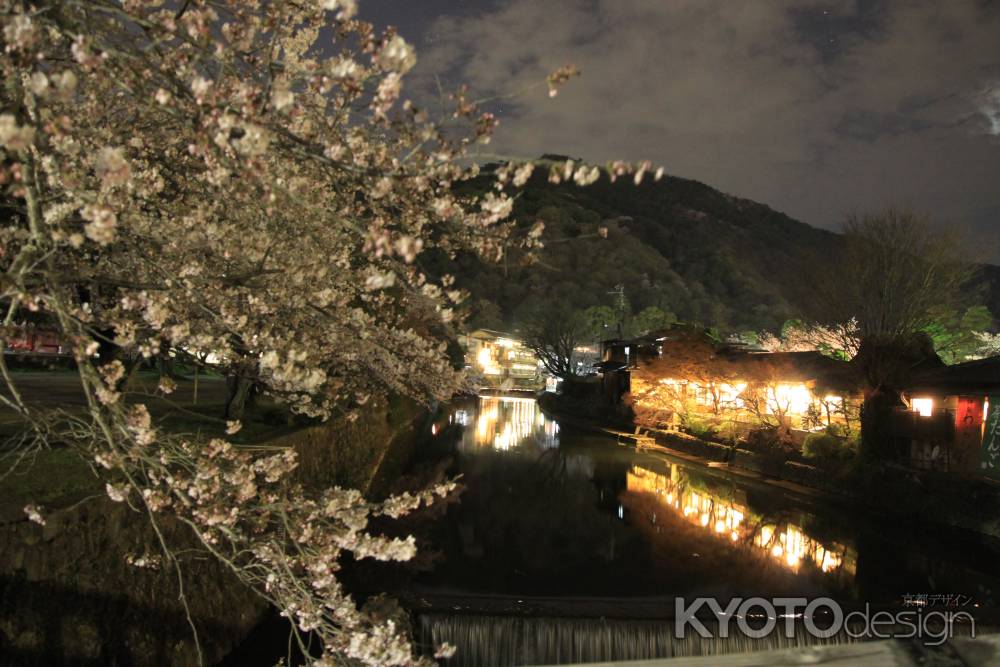 光る嵐山