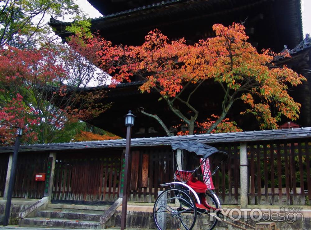 秋の八坂の塔と人力車