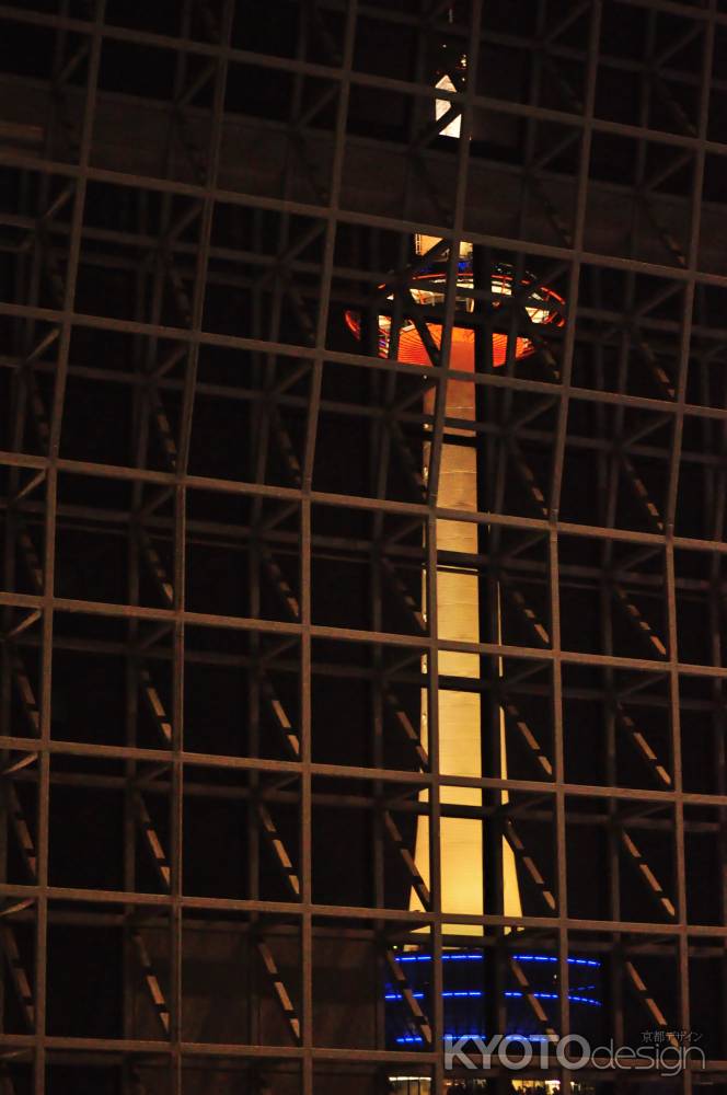 京都駅ビル内から見た京都タワー夜景