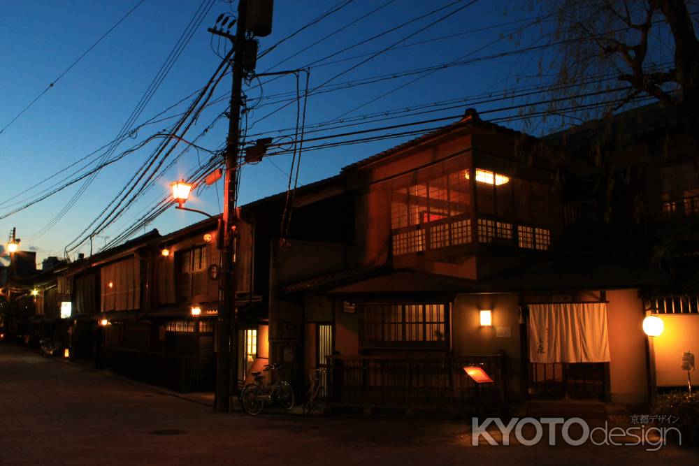 夕景に佇む祇園の風景