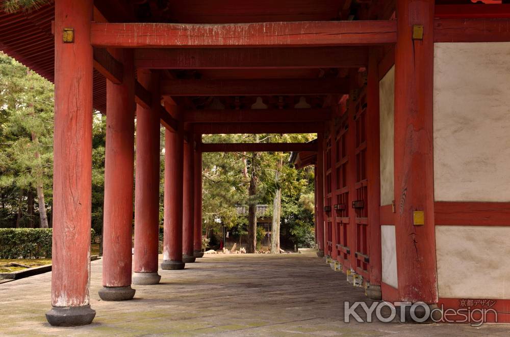 金毛閣の柱越し