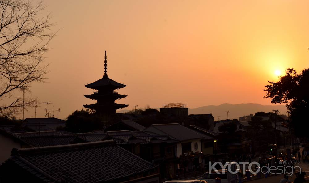 夕暮れの八坂の塔