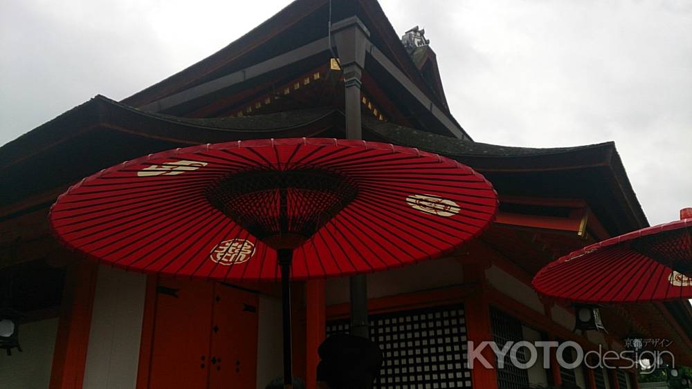 八坂神社本殿を背に