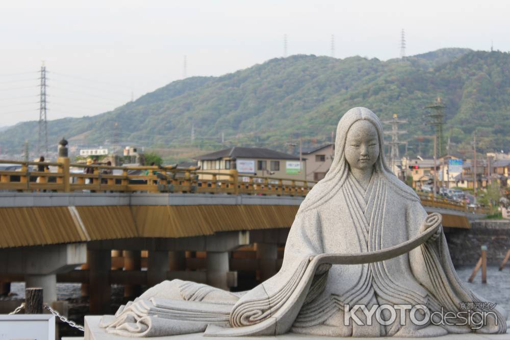 紫式部、宇治橋を背に
