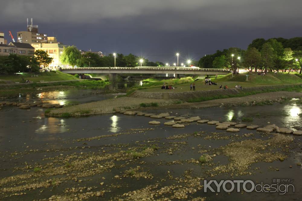 深夜の語らい　鴨川デルタ