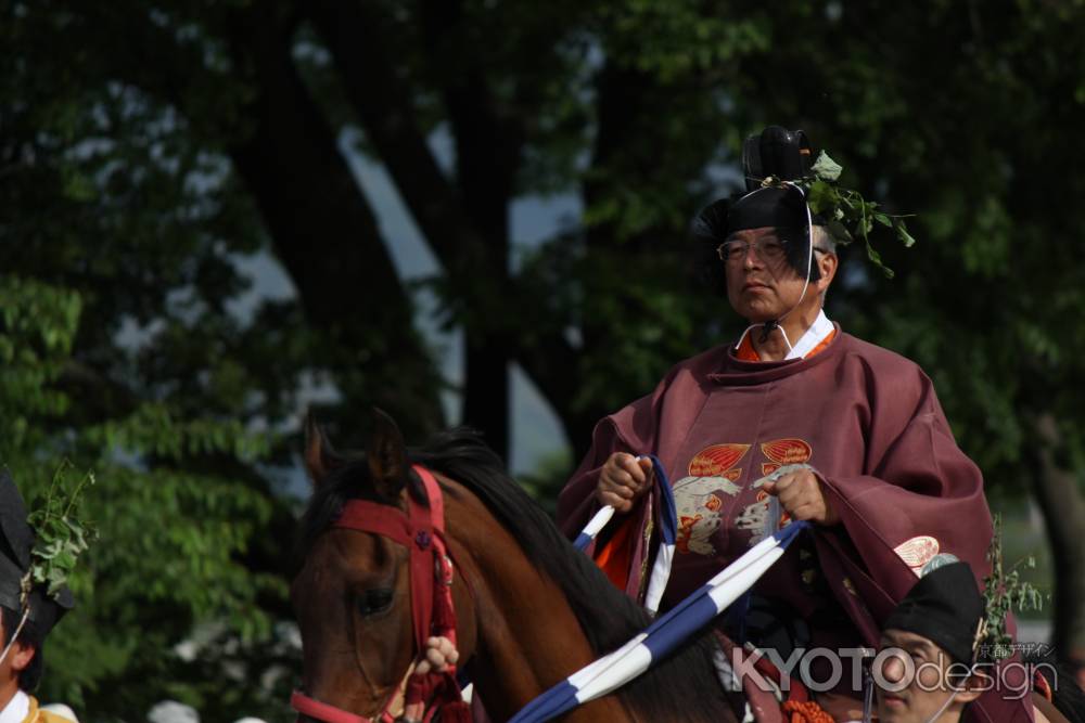 葵の葉を付け 初夏の行進