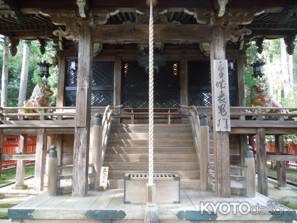 赤山禅院の本殿脇の狛犬